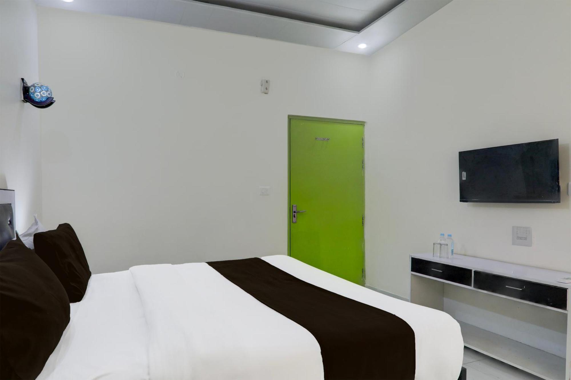 Super Hotel O Banthara Near Airport Banthra Sikandarpur ภายนอก รูปภาพ