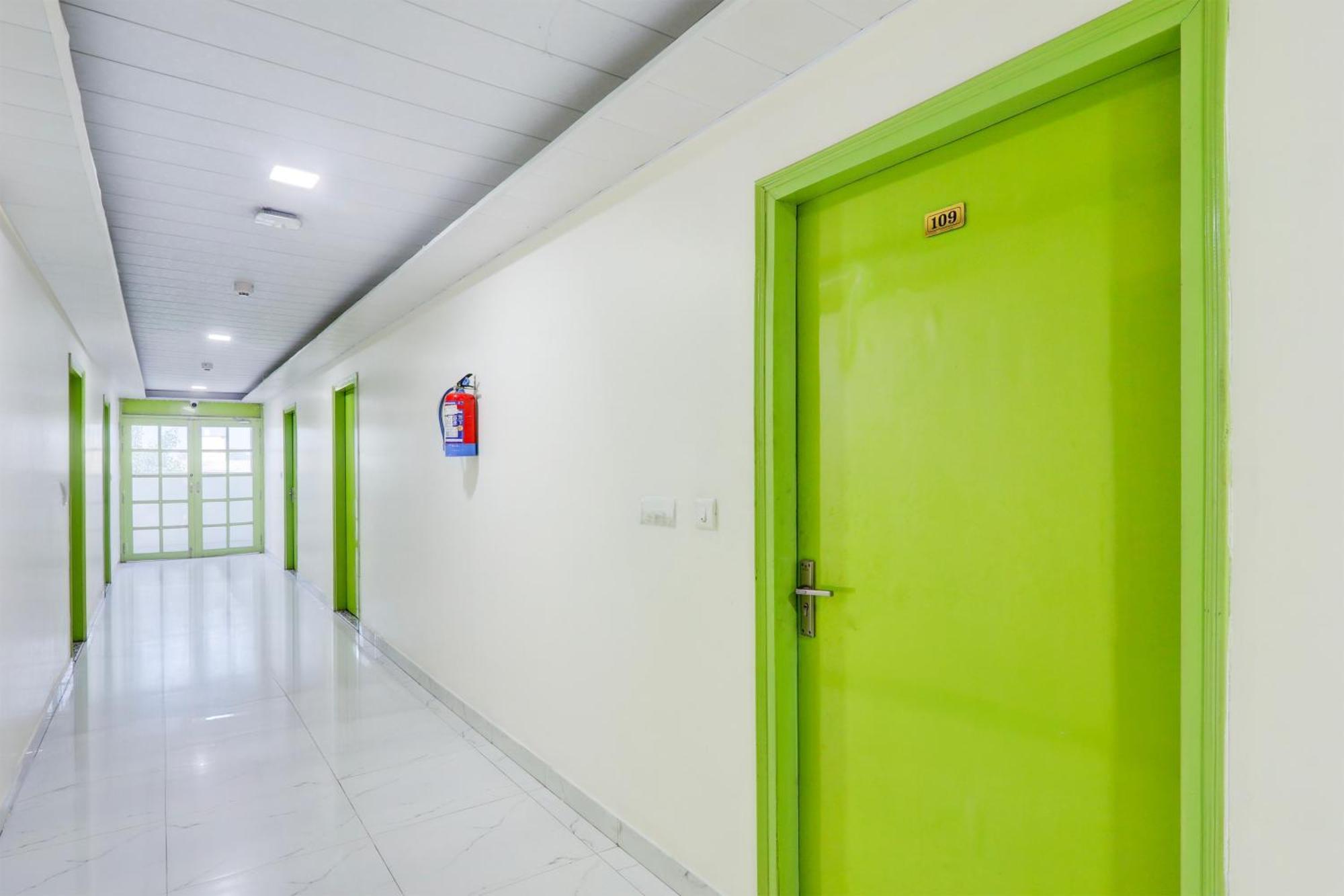 Super Hotel O Banthara Near Airport Banthra Sikandarpur ภายนอก รูปภาพ