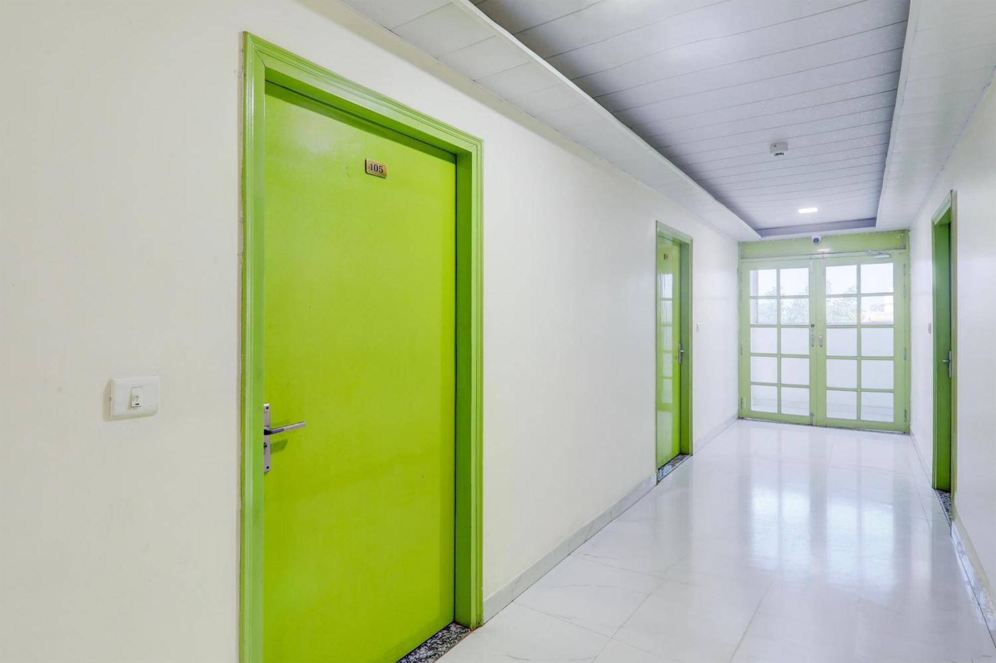Super Hotel O Banthara Near Airport Banthra Sikandarpur ภายนอก รูปภาพ